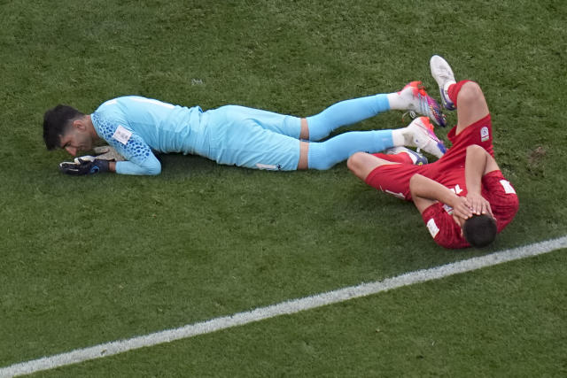 Tai nạn sân cỏ đầu tiên ở Qatar World Cup! Thủ môn Iran tử vong do va chạm đầu với đồng đội