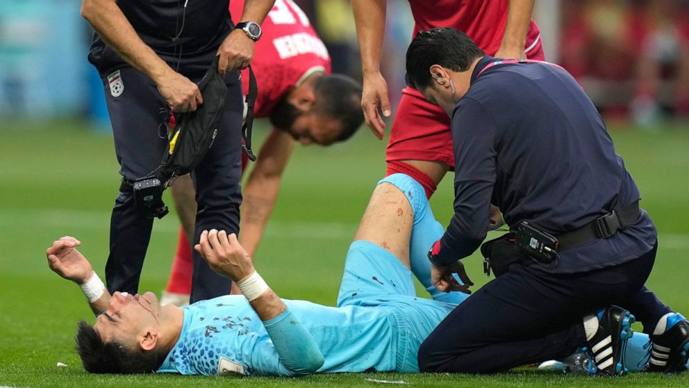 Tai nạn sân cỏ đầu tiên ở Qatar World Cup! Thủ môn Iran tử vong do va chạm đầu với đồng đội