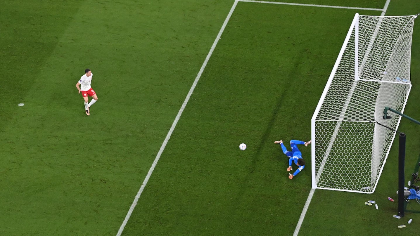 Đội trưởng Ba Lan đá hỏng quả phạt đền đầu tiên, giấc mơ bàn thắng ở World Cup tan vỡ, hòa không bàn thắng với Mexico