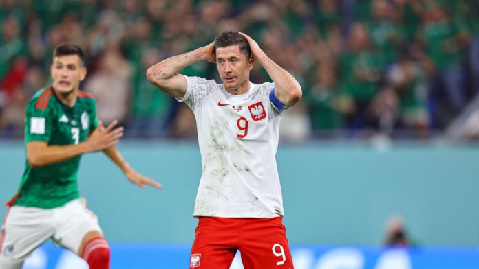 Đội trưởng Ba Lan đá hỏng quả phạt đền đầu tiên, giấc mơ bàn thắng ở World Cup tan vỡ, hòa không bàn thắng với Mexico