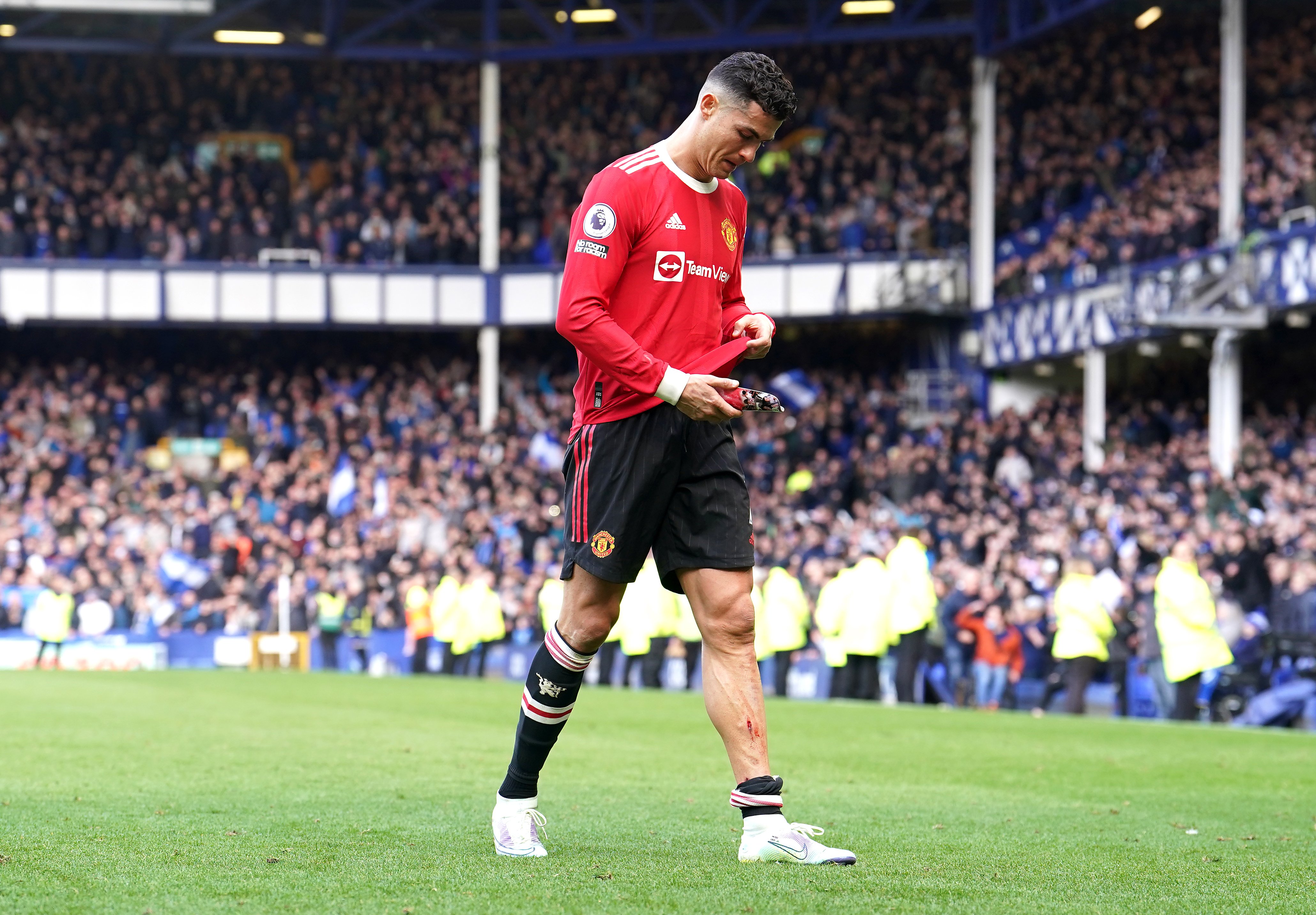 Cristiano Ronaldo bị cấm thi đấu 2 trận, bị phạt 50.000 bảng vì đập vỡ điện thoại của CĐV Everton