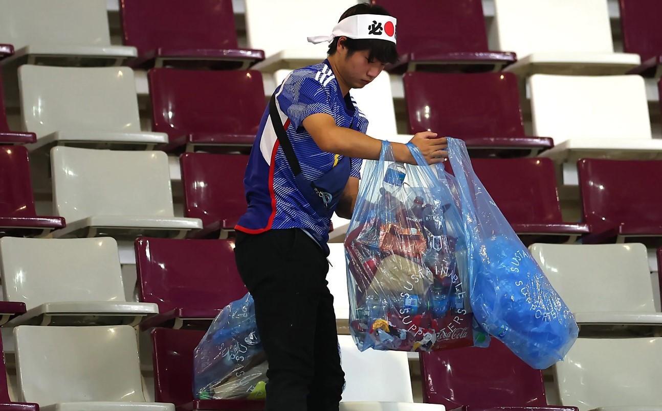 Win without pride! Fans in Japan stayed on the field to clean the stands, and the player's locker room was clean and tidy, which was highly praised by FIFA