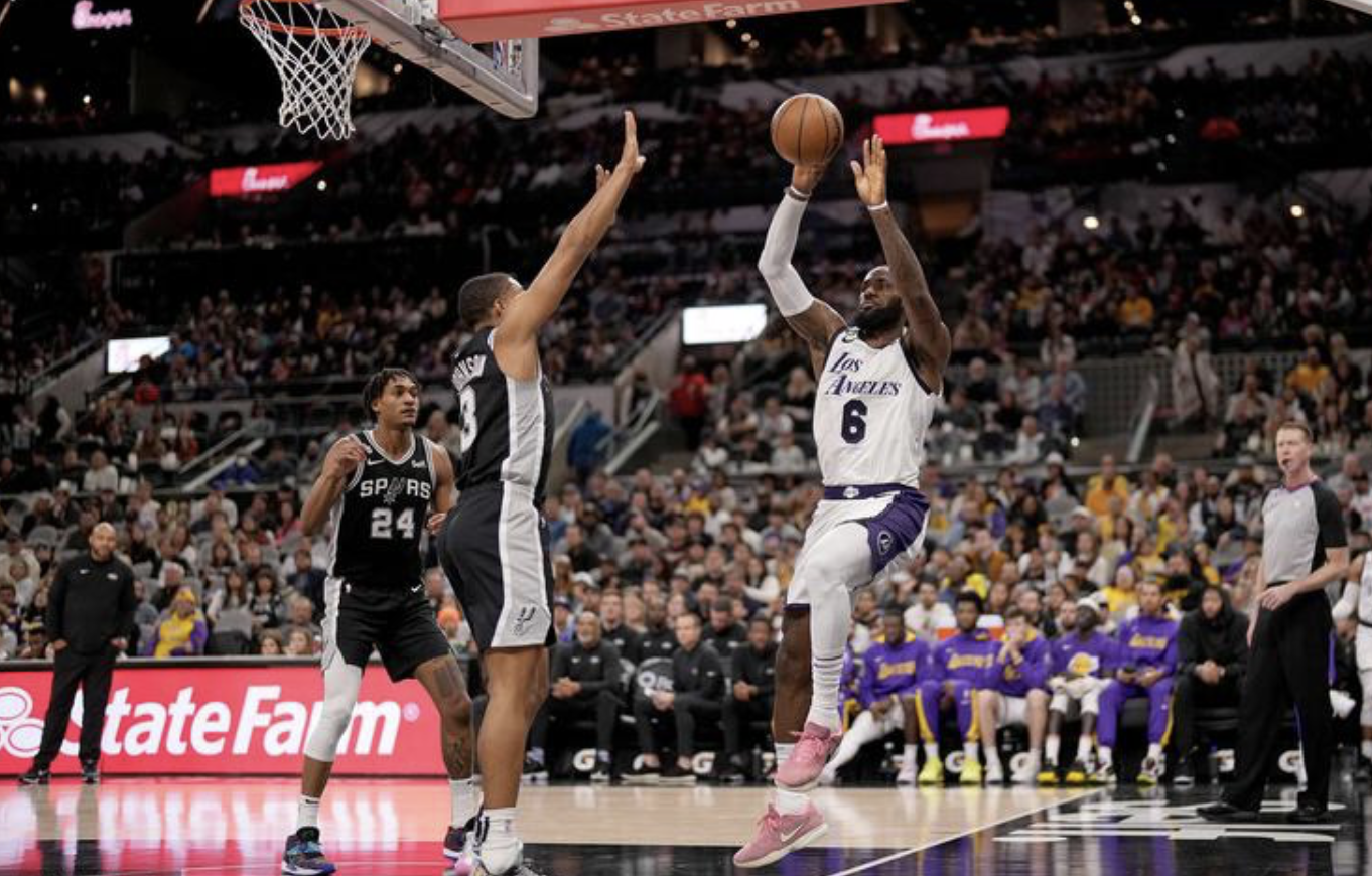 [NBA mùa giải thường xuyên] James trở lại đội lần đầu tiên sau hiệp định đình chiến, và Lakers đã hạ gục Spurs với tỷ số 143-138!