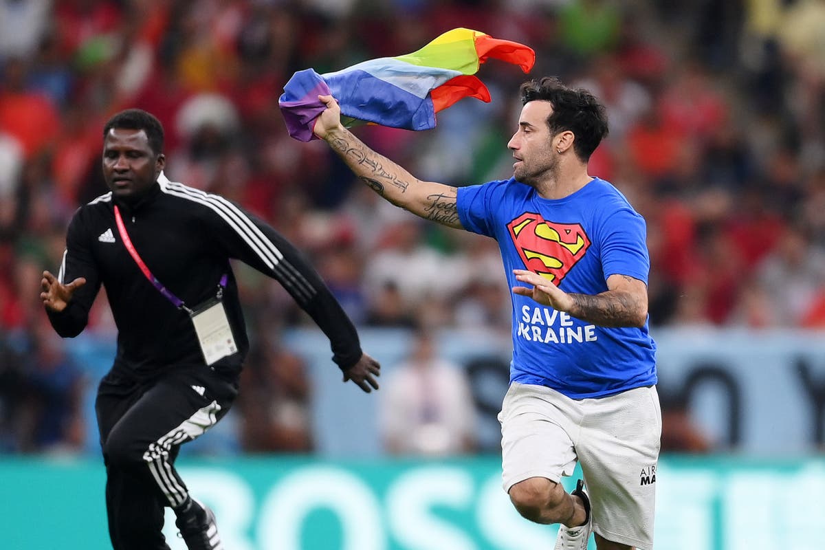 World Cup ở Qatar - Người đàn ông gây bão với cờ cầu vồng