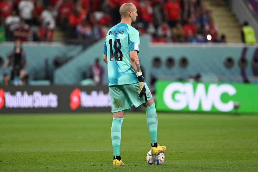 FIFA sẽ có hành động kỷ luật đối với sự phân biệt đối xử của người hâm mộ đối với thủ môn người Canada Bojan