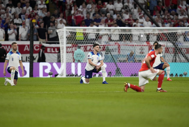 Tạo tác động đến World Cup: Anh và xứ Wales quỳ gối để ủng hộ chống phân biệt đối xử trước trận chung kết nhóm