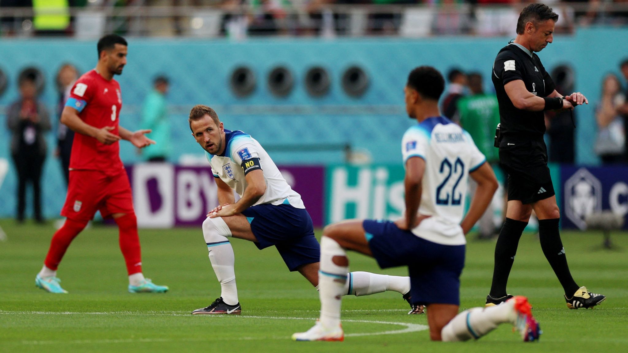 Membuat dampak Piala Dunia: Inggris dan Wales berlutut untuk mengadvokasi anti-diskriminasi menjelang final grup