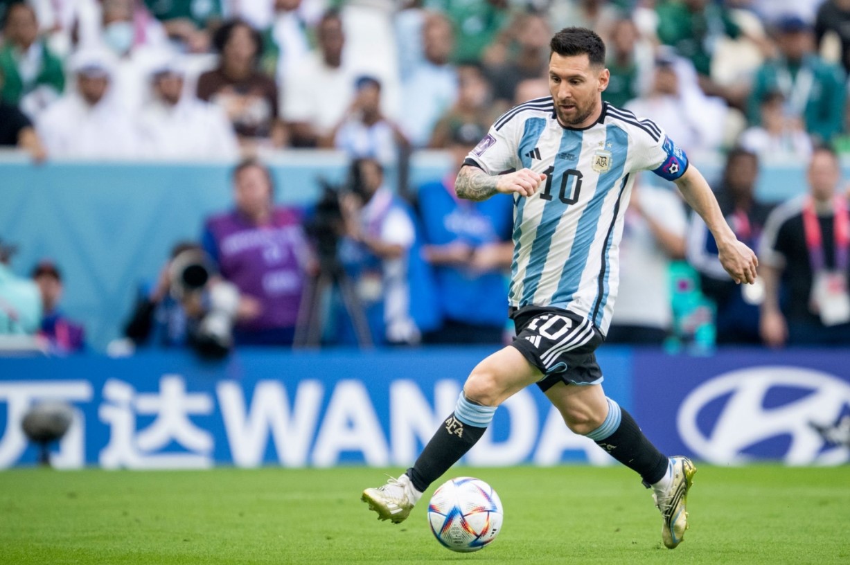 Messi's number of appearances on behalf of Argentina in the World Cup has surpassed the "World King" and is expected to break the scoring record