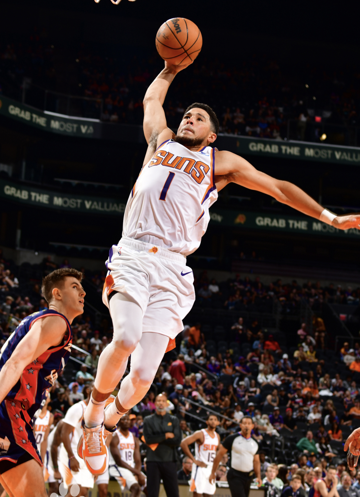 [NBA] Devin Booker dari Suns memimpin tim untuk menang lagi!
