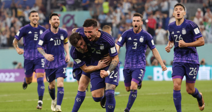 Argentina mengalahkan Polandia 2-0 untuk lolos ke tempat pertama.Polandia mengungguli tempat kedua Meksiko dengan selisih gol yang mendebarkan.