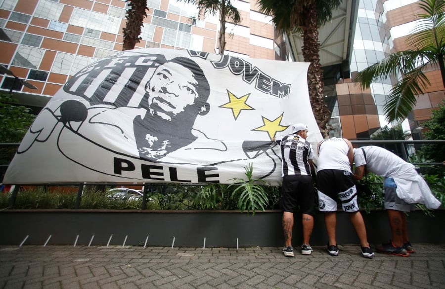 It is said that the Brazilian football king is critically ill, more than 100 fans gathered outside the hospital to pray