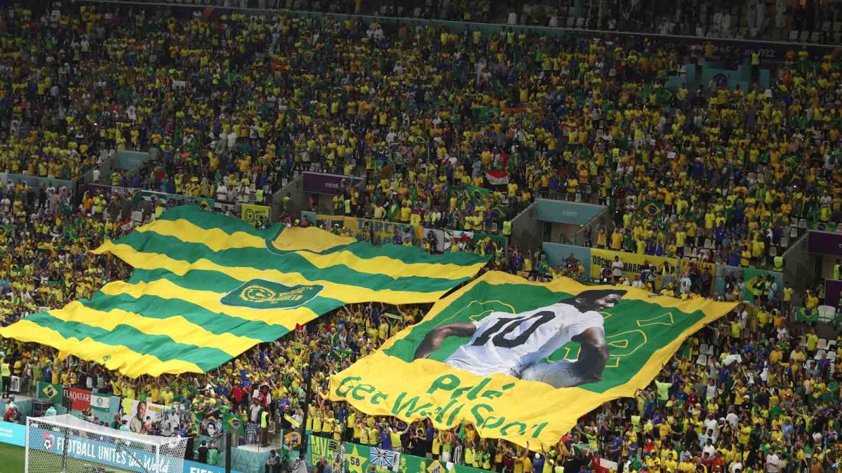 It is said that the Brazilian football king is critically ill, more than 100 fans gathered outside the hospital to pray
