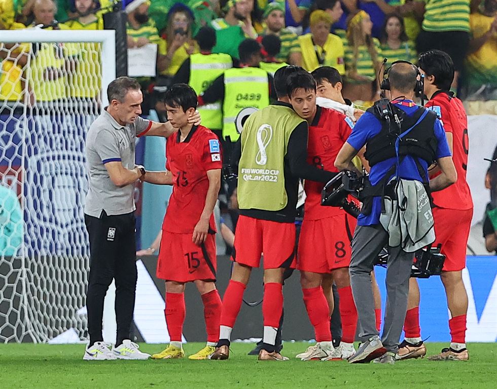 Disastrous defeat to Brazil stops the top 16 South Korea's longest-serving coach Bento confirms resignation