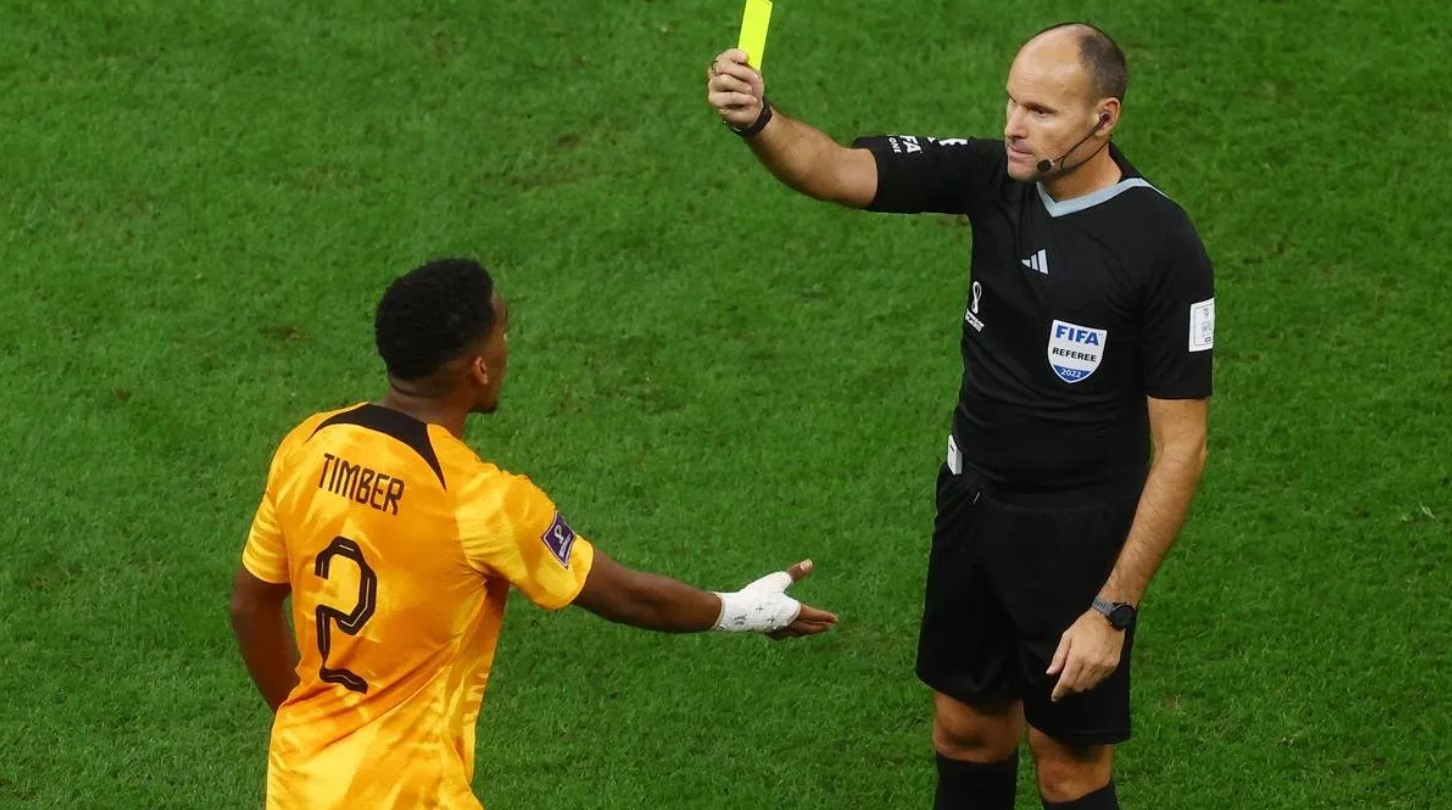 Argentina narrowly beats Netherlands but yellow cards fly all over the sky Messi and goalkeeper criticize referee for improper enforcement