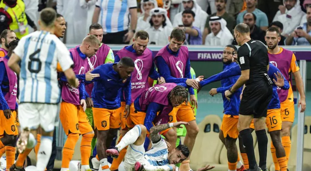 Argentina narrowly beats Netherlands but yellow cards fly all over the sky Messi and goalkeeper criticize referee for improper enforcement