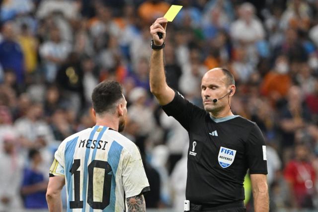 Argentina narrowly beats Netherlands but yellow cards fly all over the sky Messi and goalkeeper criticize referee for improper enforcement