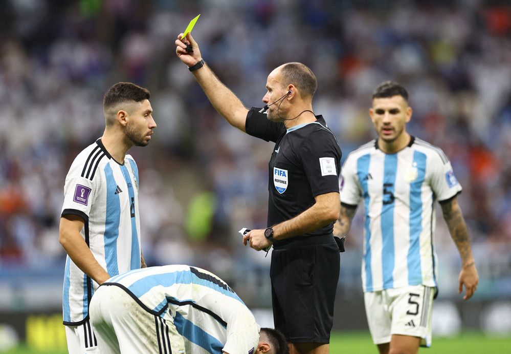 Argentina narrowly beats Netherlands but yellow cards fly all over the sky Messi and goalkeeper criticize referee for improper enforcement