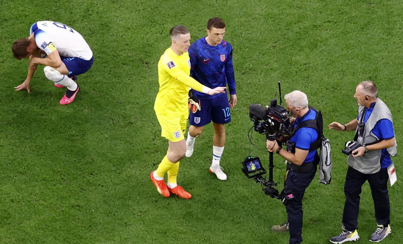  Crouching on the floor sobbing after losing Pickford prevents photographer from filming Kane