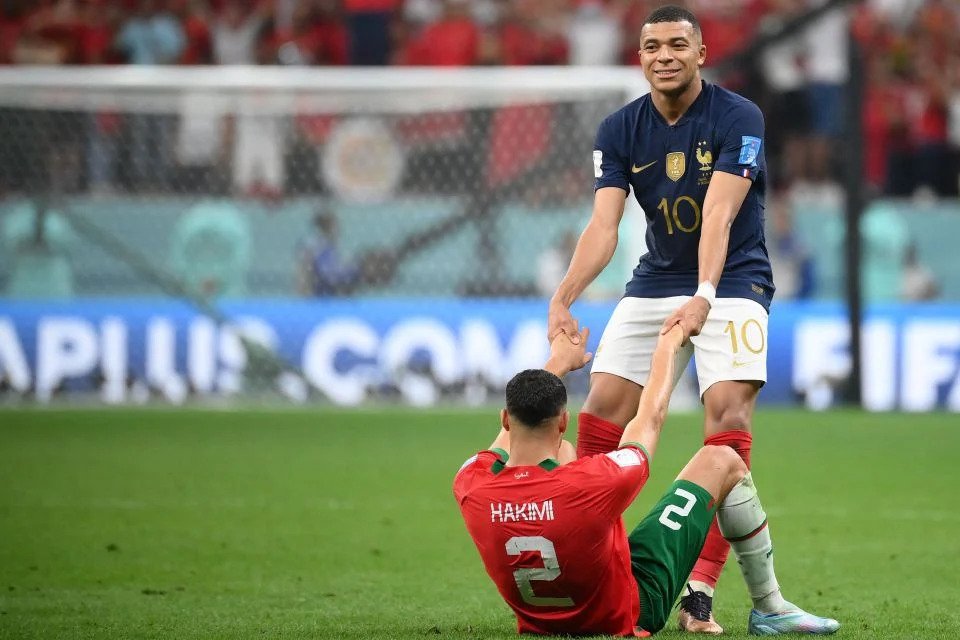 Piala Dunia Qatar - Mbappe bertukar kaus dengan temannya Hakimi dan menghiburnya