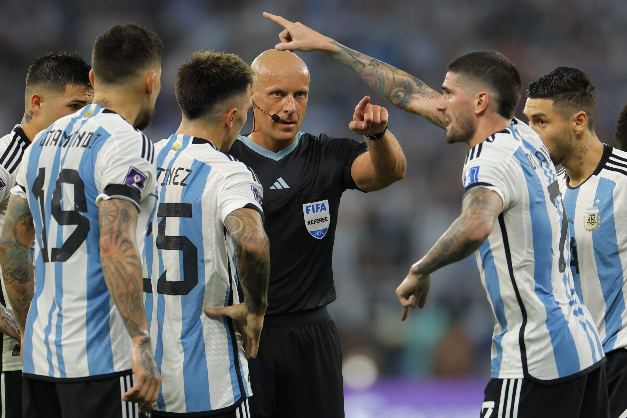 Pejabat FIFA mengumumkan Maziniak sebagai wasit final
