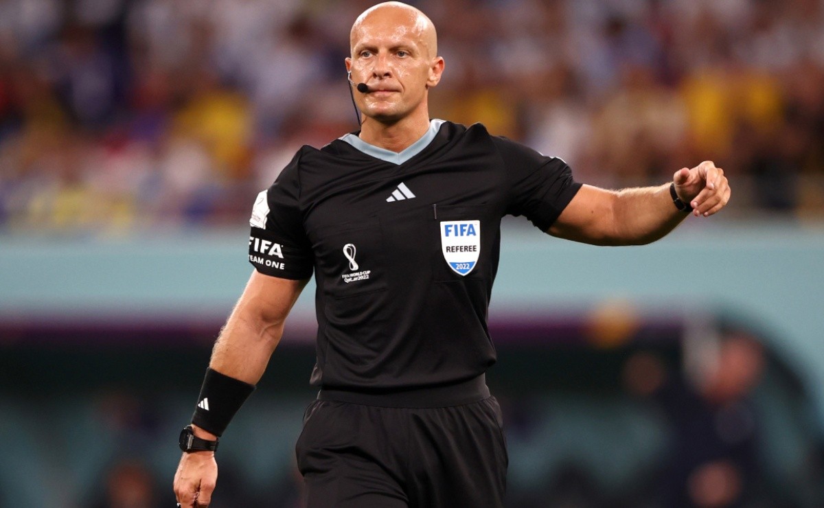 Pejabat FIFA mengumumkan Maziniak sebagai wasit final