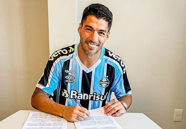 Luis Suárez reunites with former teammate Lucas Leiva as he completes free transfer to Grêmio..