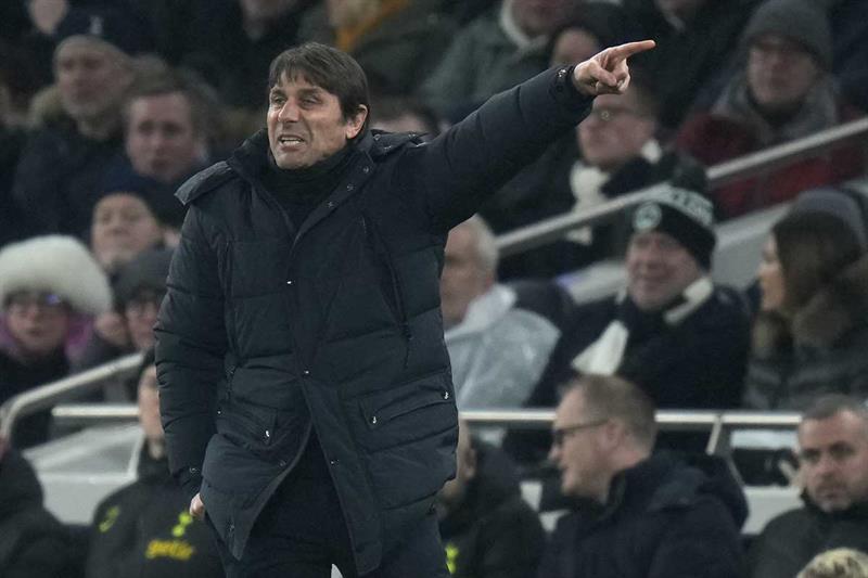 The coach out of control criticizes the players and senior executives to cause internal turmoil, revealing that Tottenham may terminate the contract with Conte this week