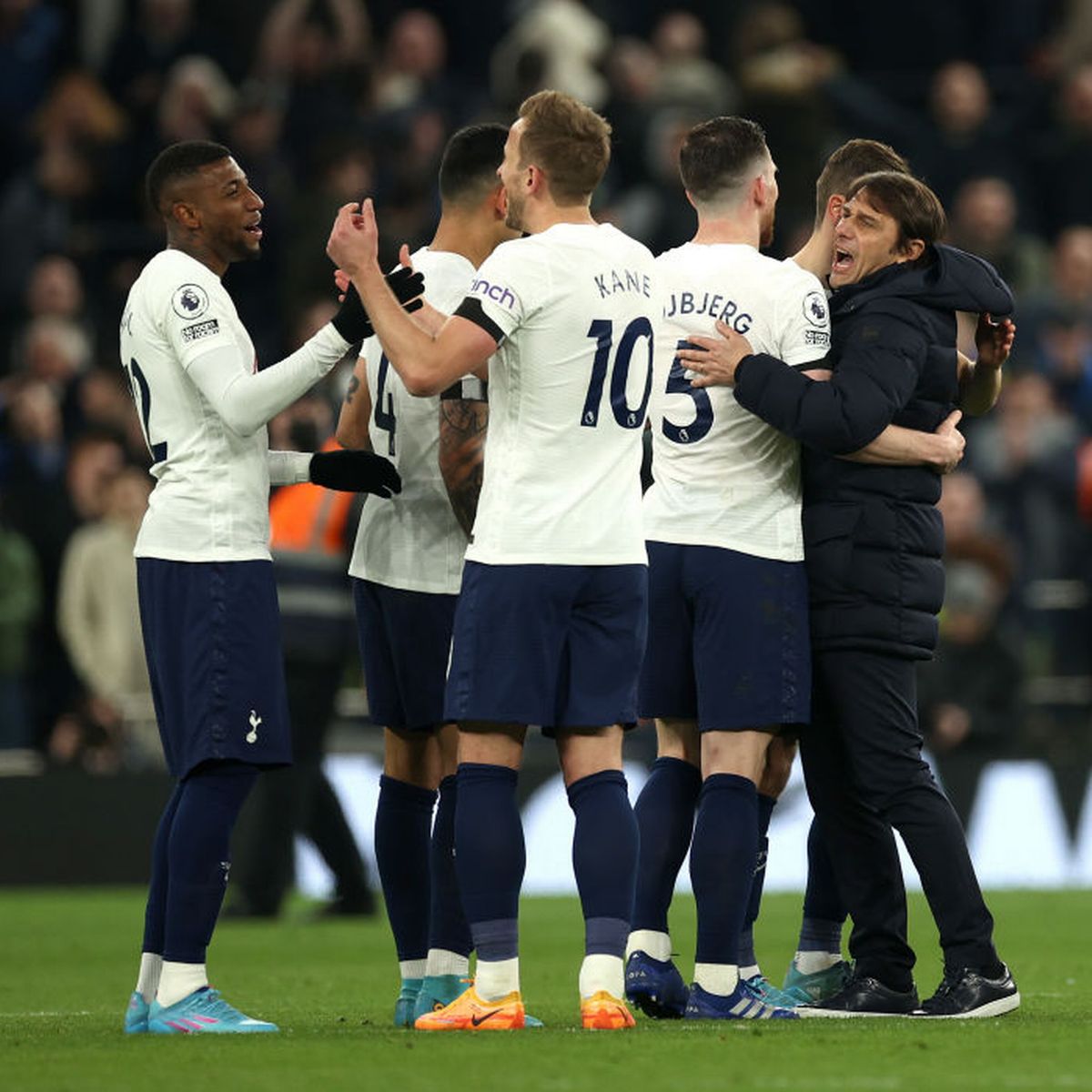 The coach out of control criticizes the players and senior executives to cause internal turmoil, revealing that Tottenham may terminate the contract with Conte this week