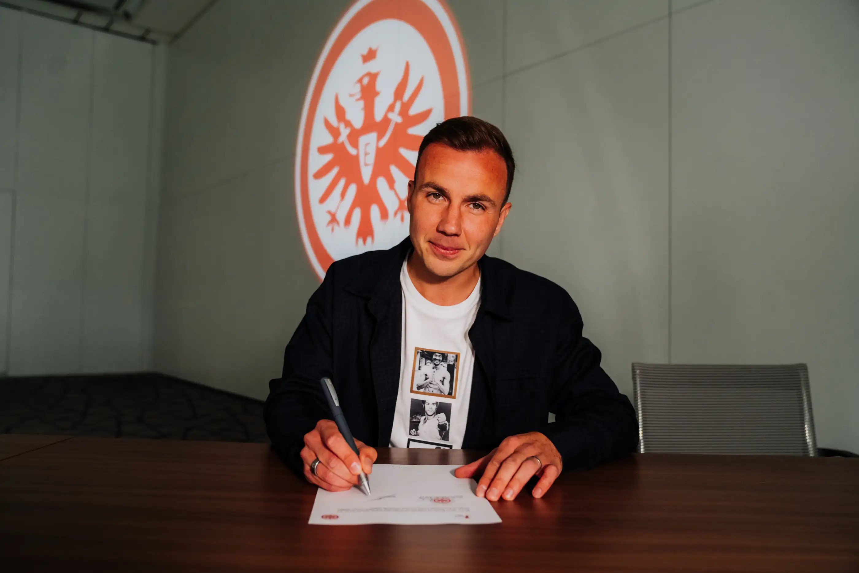 Official: Eintracht Frankfurt extend contract with Gotze until 2026