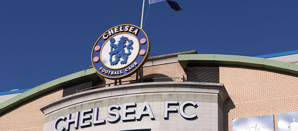 O Chelsea foi multado em £10,75 milhões e proibido de exercer qualquer atividade no mercado de transferências durante um ano por pagar ilegalmente a agentes para aliciar jogadores.