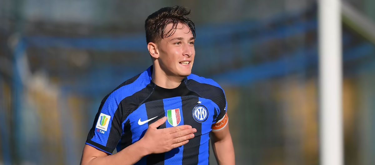 Inter Milan hoàn tất gia hạn hợp đồng với tiền đạo trung tâm quốc tế tài năng của đội U21 Ý Francesco Pio Esposito.