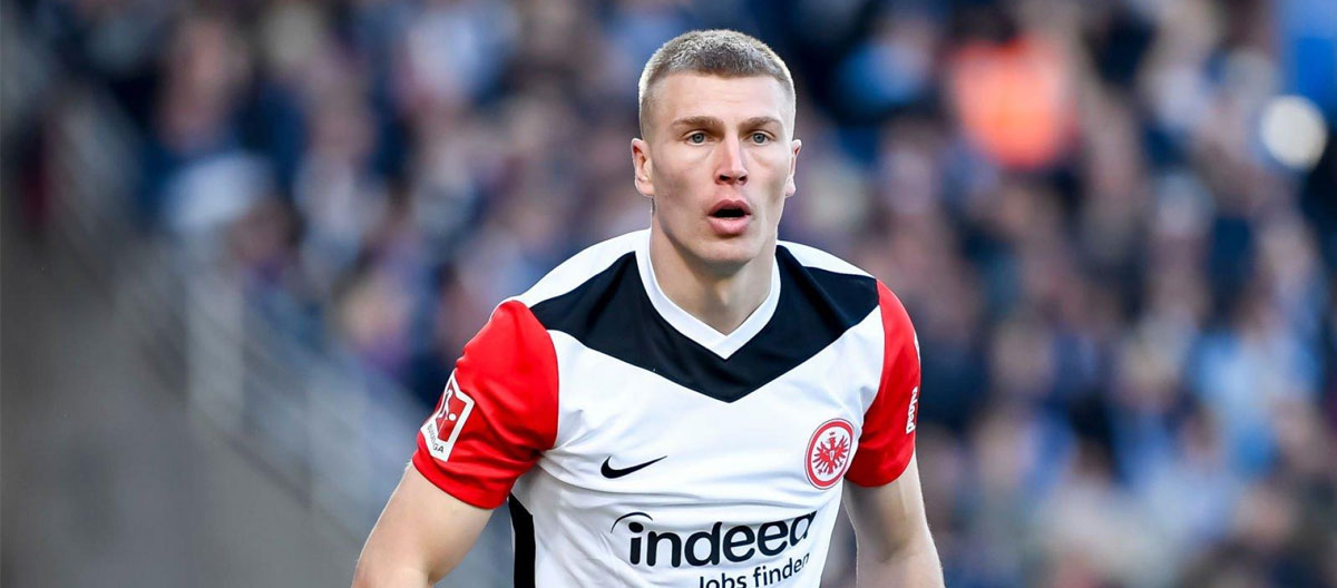 Eintracht Frankfurt đã mua lại quyền sở hữu hậu vệ Rasmus Kristensen đang được Leeds United cho mượn.