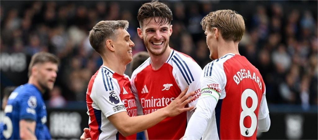 Ngoại hạng Anh - Trossard ghi hai bàn giúp Arsenal đánh bại Ipswich với tỷ số 4-0