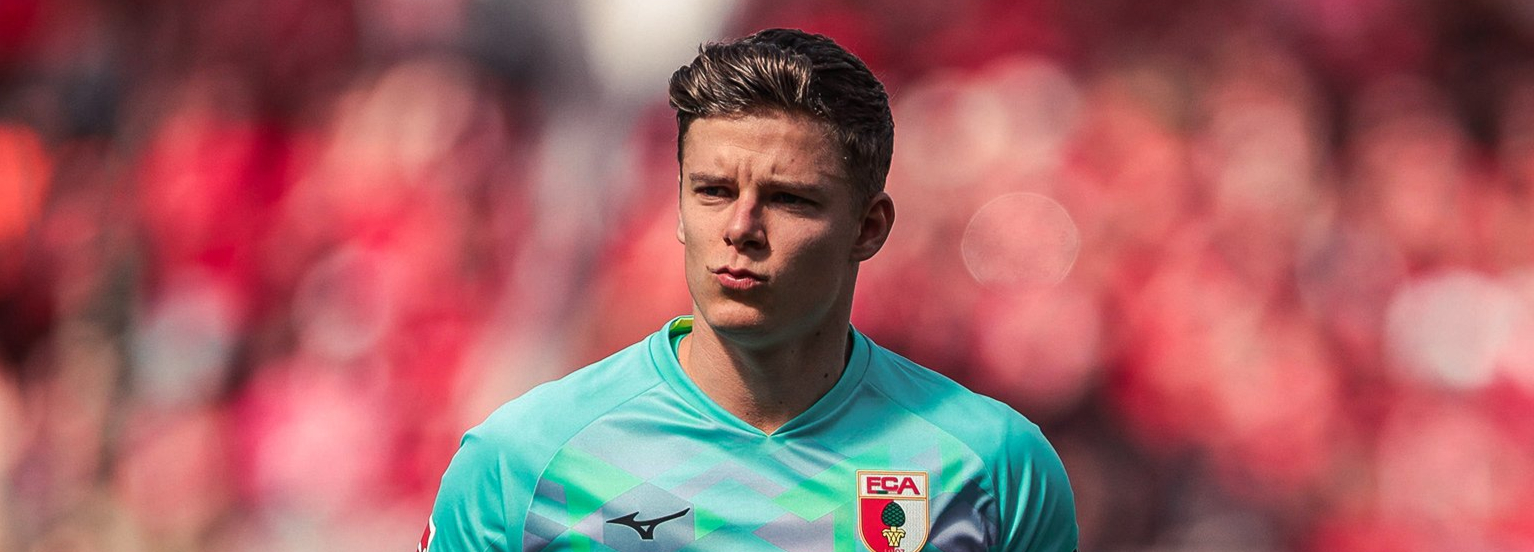 Kontrak kiper Augsburg Finn Dahmen diperpanjang secara otomatis selama satu tahun karena mencapai jumlah penampilan yang dibutuhkan