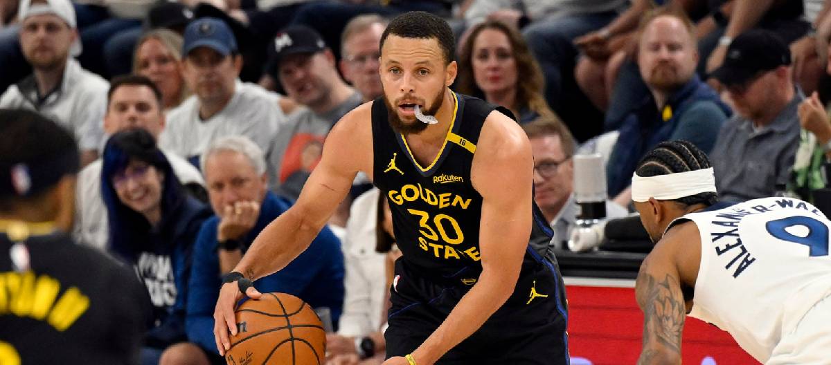 Stephen Curry mengalami cedera hamstring kiri, diperkirakan absen setidaknya seminggu