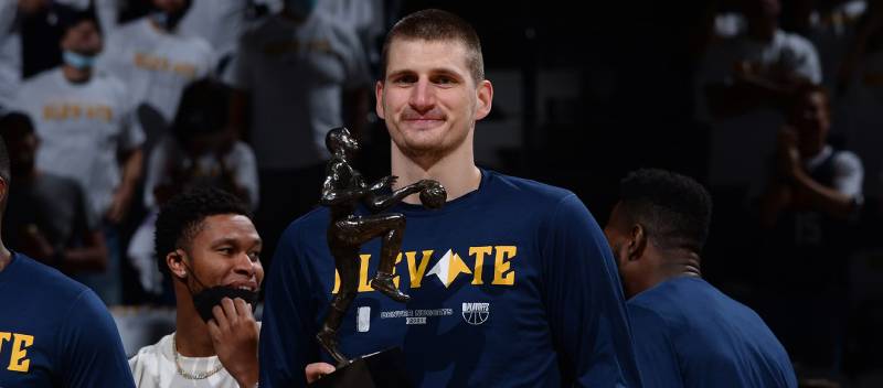 Nikola Jokic vence o prêmio de MVP pela terceira vez, escrevendo uma lenda na história do Denver Nuggets