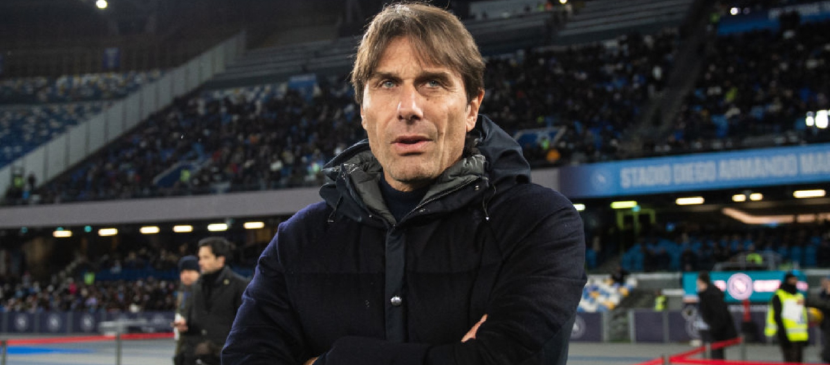 Antonio Conte acaba optando por permanecer no comando do Napoli