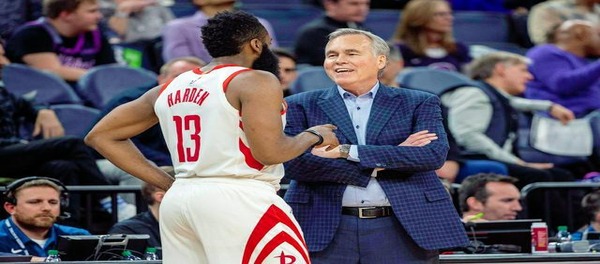 D'Antoni disse francamente: A tática rápida + três pontos é para lidar com O'Neal. Ele promoveu a era dos arremessos
