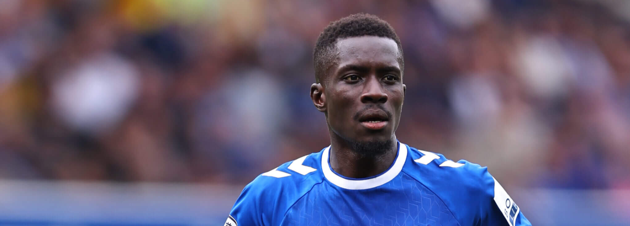 Oficial: Everton renova contrato com o meio-campista Gueye, de 35 anos, até 2026, com opção de extensão por mais um ano