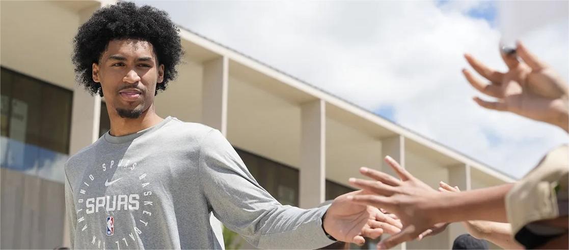 Demonstrando sua força, Dylan Harper espera aprender com companheiros de equipe veteranos