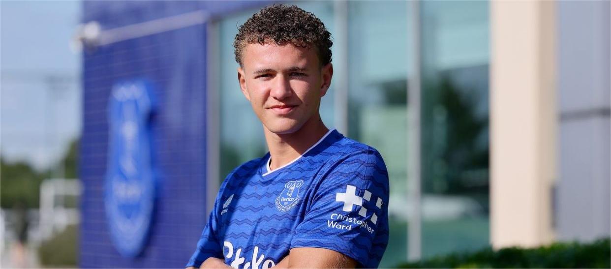 Van Schul assina primeiro contrato profissional com o Everton e mira o time principal