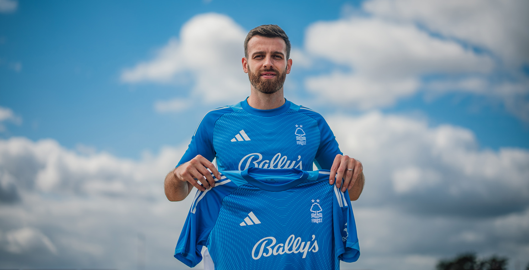 Nottingham Forest đã thông báo về việc ký hợp đồng có thời hạn một năm với Angus Gunn.