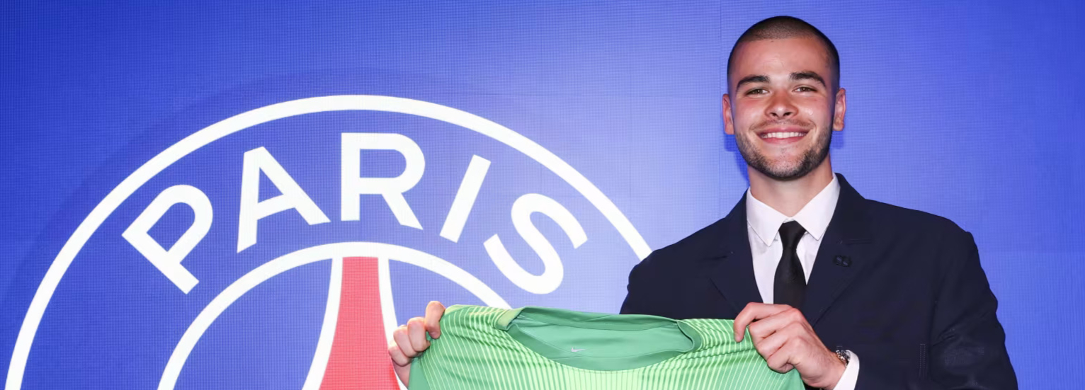 Paris Saint-Germain chính thức công bố việc ký hợp đồng với thủ môn 23 tuổi Chevalier với tổng giá trị 55 triệu euro