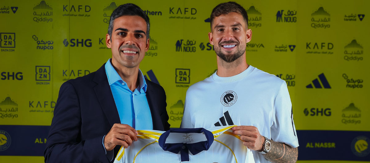 O zagueiro espanhol do Barcelona, Iñigo Martinez, se junta ao Al-Nassr em transferência gratuita.