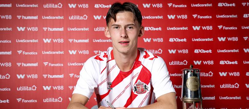 Ngôi sao trẻ Chris Rigg của Sunderland gia hạn hợp đồng đến năm 2030