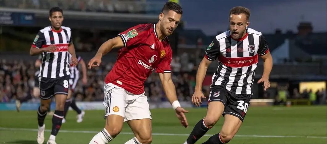 Manchester United tersingkir di Piala Liga. Dalot: Kami melewatkan kesempatan untuk membuktikan bahwa kami pantas bertahan di sini.