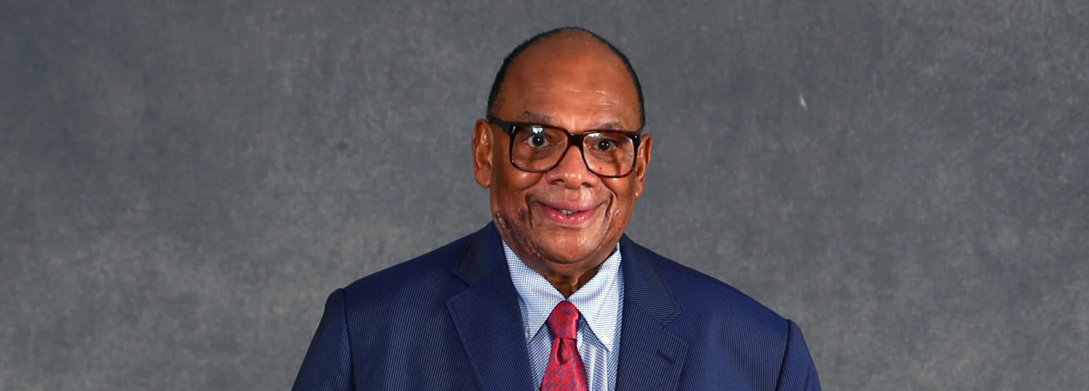 Técnico do Hall da Fama do Basquete, George Raveling, morre de câncer aos 88 anos