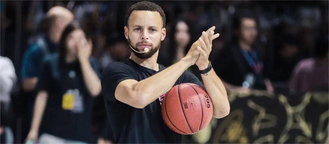 Curry constrói confiança com seu estilo pessoal e força. Ele admite que já desejou um físico mais forte.