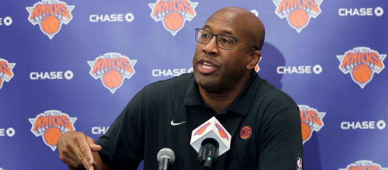 O técnico do New York Knicks, Mike Brown, enfatiza que a equipe deve permanecer competitiva