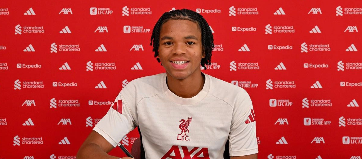 O jovem atacante da seleção sub-19 da Inglaterra, Rio Ngumoha, assina seu primeiro contrato profissional com o Liverpool.